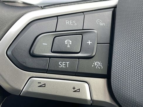 Certified 2025 Volkswagen Taos SE w/ Black Wheel Package image 21