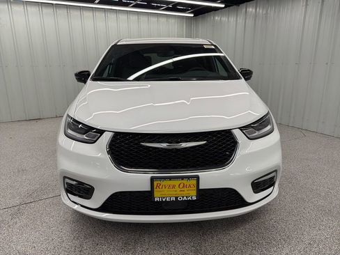 New 2026 Chrysler Pacifica Select image 2