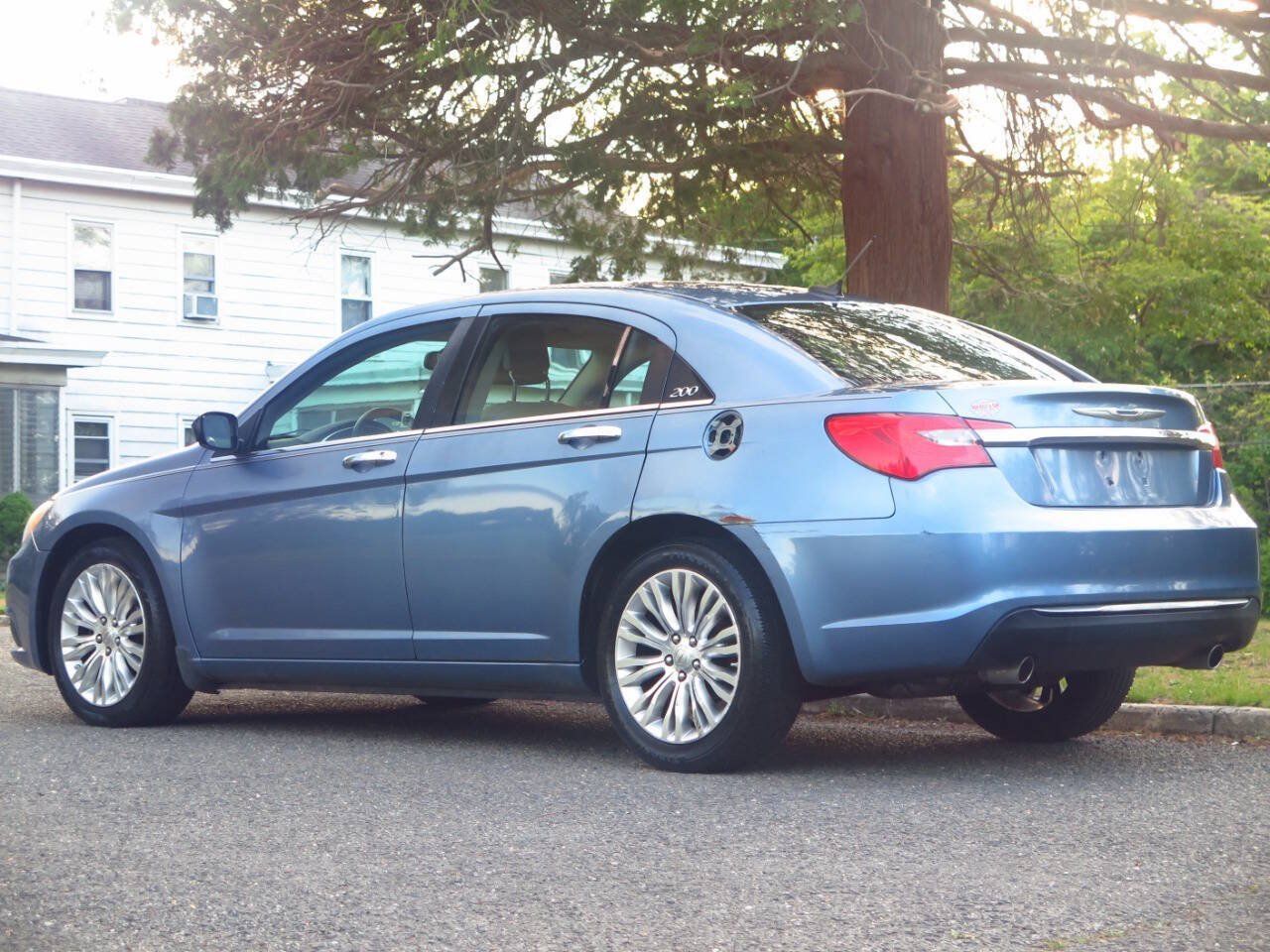 Used 2011 Chrysler 200 Limited FWD image 3