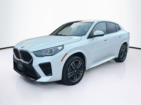 Used 2025 BMW X2 xDrive28i AWD/4WD image 3