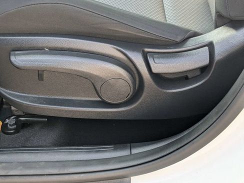Used 2025 Kia Soul LX w/ LX Technology Package FWD image 19