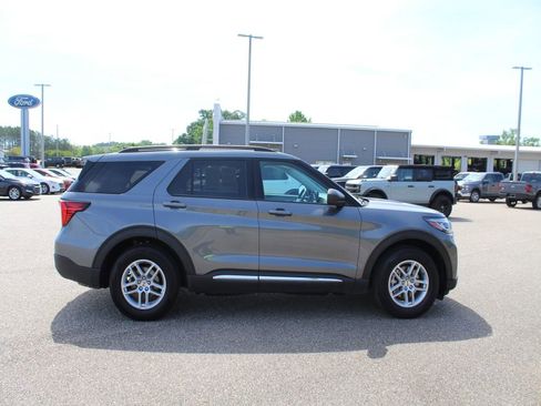 Used 2025 Ford Explorer Active w/ Active Comfort Package RWD image 5