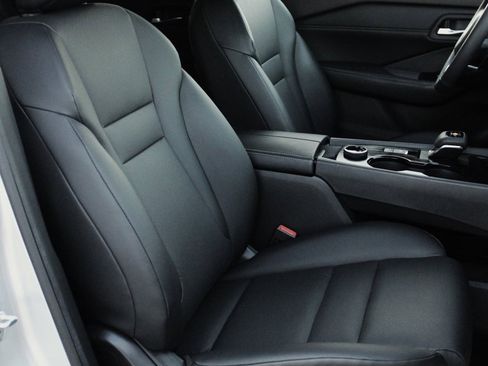 Used 2023 Nissan Rogue SV w/ SV Premium B Package image 23