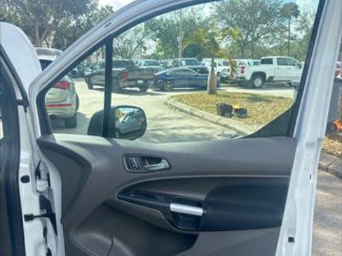 Used 2022 Ford Transit Connect XLT image 18