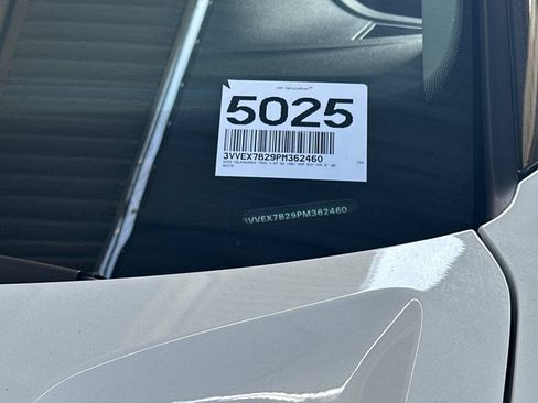Used 2023 Volkswagen Taos SE w/ Panoramic Sunroof Package FWD image 3
