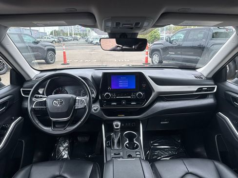 Used 2023 Toyota Highlander XLE AWD/4WD image 12
