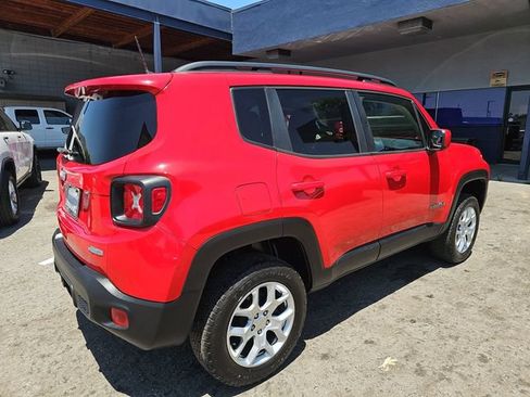 Used 2018 Jeep Renegade Latitude w/ Popular Equipment Group AWD/4WD image 3