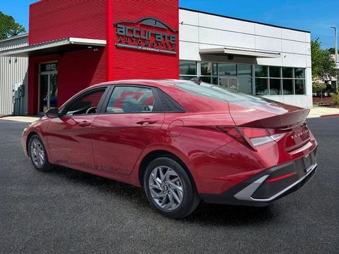 Used 2024 Hyundai Elantra SEL FWD image 3
