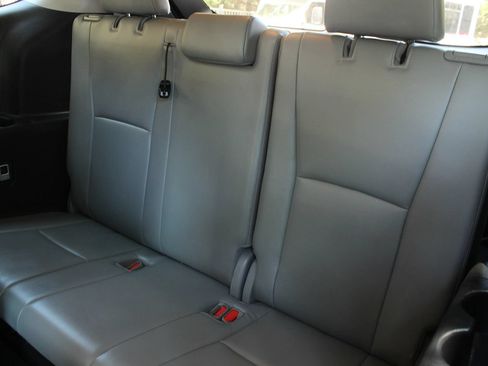 Used 2021 Toyota Highlander XLE AWD/4WD image 22