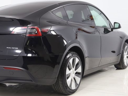 Used 2022 Tesla Model Y Long Range image 44