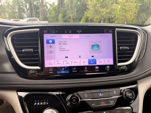 Used 2022 Chrysler Pacifica Touring-L AWD/4WD image 4