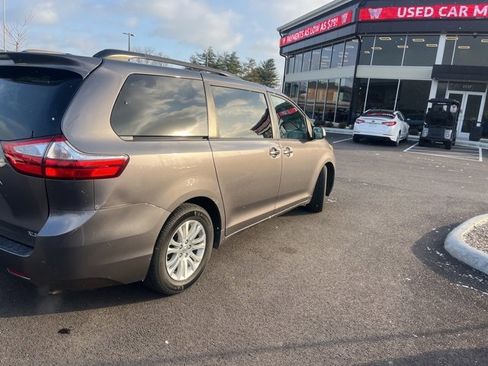 Used 2016 Toyota Sienna XLE Premium image 2