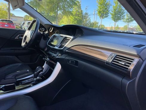 Used 2017 Honda Accord Touring image 33