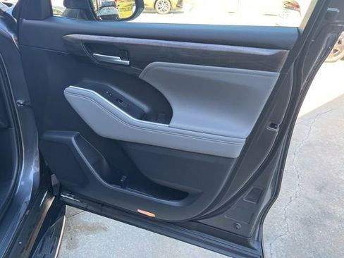 Used 2025 Toyota Highlander Platinum image 12