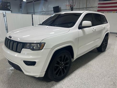 Used 2017 Jeep Grand Cherokee Altitude AWD/4WD image 3