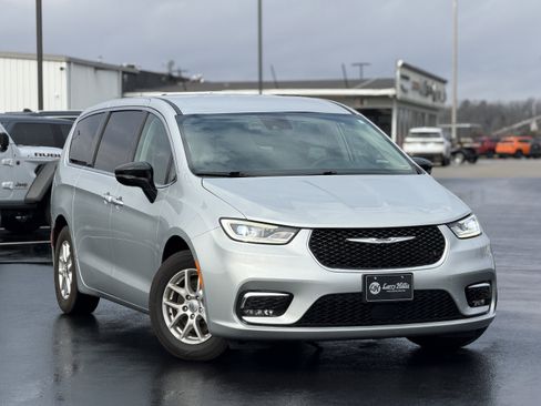 Used 2024 Chrysler Pacifica Touring-L image 3