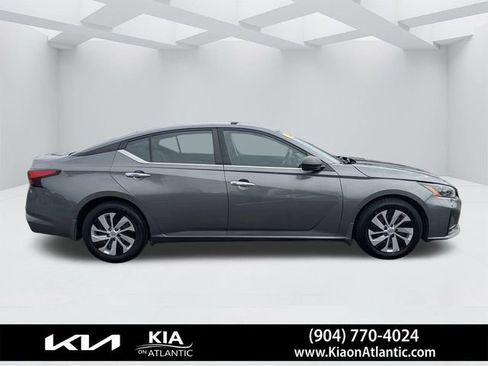 Used 2024 Nissan Altima 2.5 S image 2
