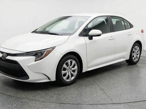 Used 2025 Toyota Corolla LE image 3