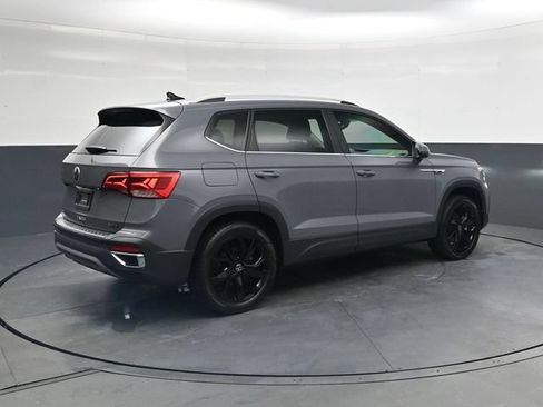 Used 2023 Volkswagen Taos SE w/ Panoramic Sunroof Package AWD/4WD image 4