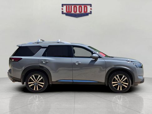 Used 2025 Nissan Pathfinder Platinum AWD/4WD image 2