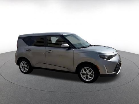 Used 2025 Kia Soul LX w/ LX Technology Package FWD image 2