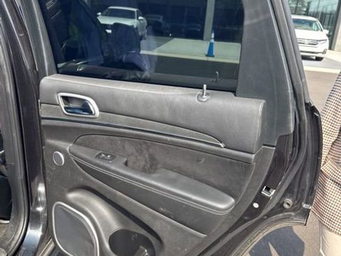 Used 2015 Jeep Grand Cherokee SRT image 9