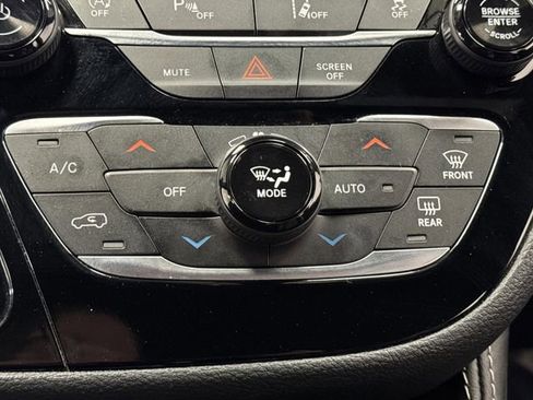 Used 2025 Chrysler Pacifica Limited image 20