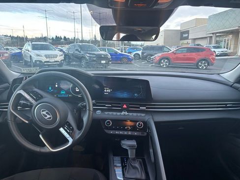 Certified 2025 Hyundai Elantra SEL image 6