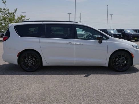 Used 2025 Chrysler Pacifica Limited FWD image 5