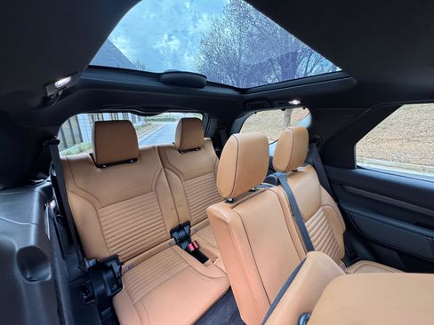 Used 2017 Land Rover Discovery HSE image 4