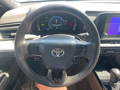 Used 2025 Toyota Camry SE FWD image 11