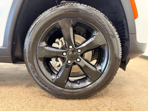 Used 2023 Jeep Grand Cherokee Altitude AWD/4WD image 26