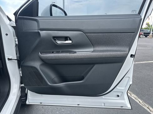 Used 2025 Nissan Kicks SV AWD/4WD image 9