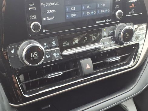 Used 2022 Toyota Highlander XLE AWD/4WD image 20
