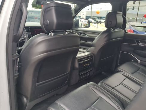 Used 2023 Jeep Wagoneer L Series II AWD/4WD image 19