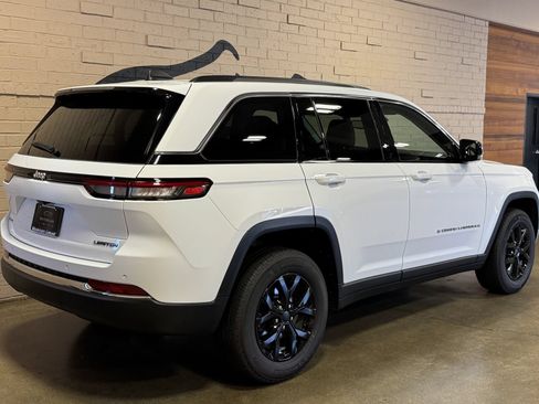 Used 2023 Jeep Grand Cherokee Limited AWD/4WD image 4