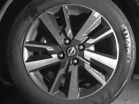 Used 2025 Nissan Versa SV image 9