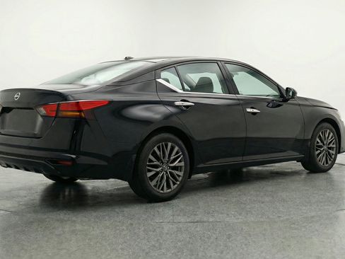 Used 2025 Nissan Altima 2.5 SV FWD image 9