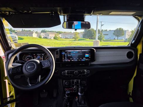 Used 2024 Jeep Gladiator Sport AWD/4WD image 6