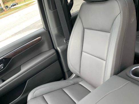 Used 2025 Chevrolet Suburban Z71 image 22