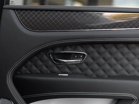 Used 2025 Bentley Bentayga AWD/4WD image 24
