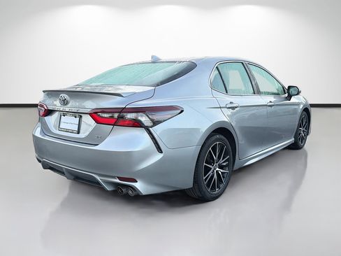 Used 2023 Toyota Camry SE FWD image 3