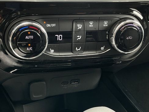 Used 2025 Chevrolet Trax LT w/ LT Convenience Package image 31