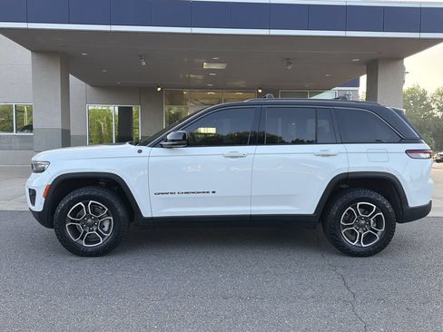 Used 2022 Jeep Grand Cherokee Trailhawk w/ ADV Protech Group II AWD/4WD image 11