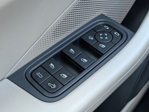 Certified 2025 Porsche Macan Electric image 27