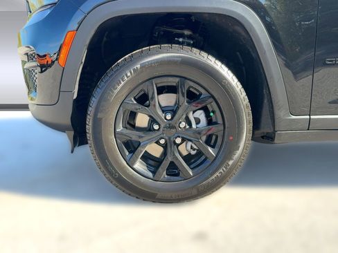 New 2025 Jeep Grand Cherokee Altitude image 10