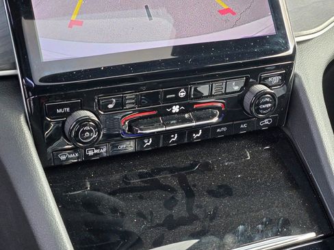 Used 2024 Jeep Grand Cherokee Limited w/ Black Appearance Package image 27