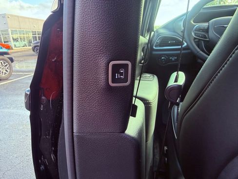 New 2026 Chrysler Pacifica Select image 50