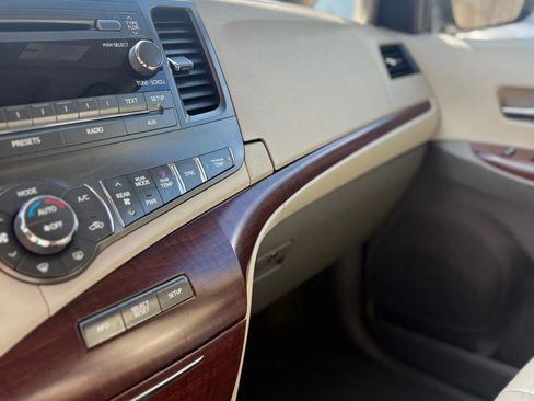 Used 2011 Toyota Sienna XLE w/ Entertainment Pkg image 43