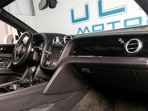 Used 2017 Bentley Bentayga image 32